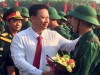 Ảnh: Chủ tịch UBND tỉnh Tây Ninh - Nguyễn Thanh Ngọc - tặng hoa, động viên các tân binh (Nguồn https://baotayninh.vn)