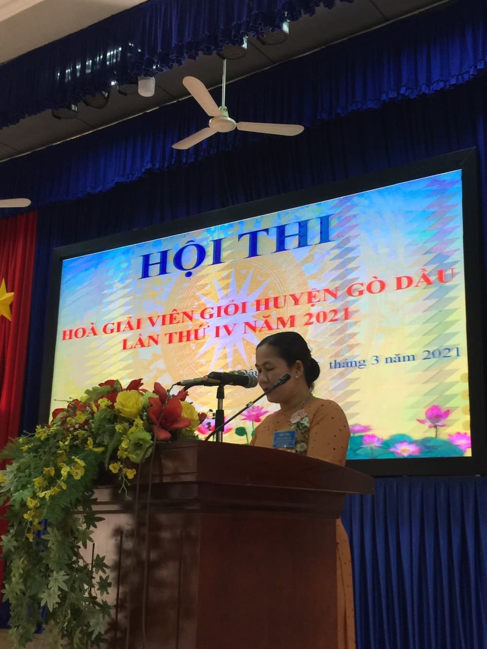 Ảnh: Bà Trần Thị Bích Vân - Trưởng phòng Tư pháp huyện, Trưởng Ban tổ chức Hội thi  phát biểu chỉ đạo Hội thi