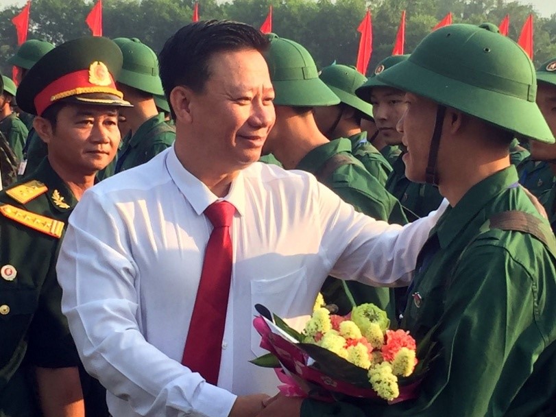Ảnh: Chủ tịch UBND tỉnh Tây Ninh - Nguyễn Thanh Ngọc - tặng hoa, động viên các tân binh (Nguồn https://baotayninh.vn)