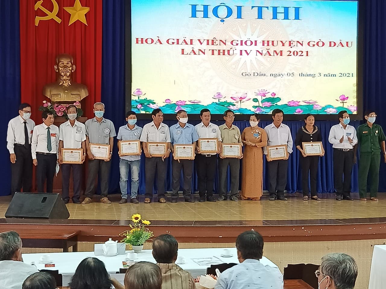 Ảnh: Bà Trần Thị Bích Vân - Trưởng phòng Tư pháp, Trưởng Ban tổ chức trao giải cho các đội thi