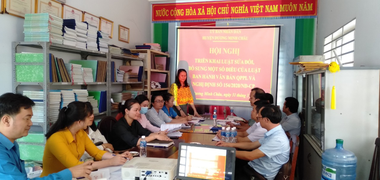 Ảnh: Đ/c Nguyễn Thị Thu Hà – chuyên viên Phòng Tư pháp, Báo cáo viên pháp luật huyện Dương Minh Châu triển khai các văn bản