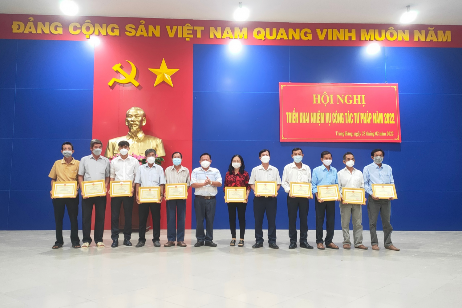 Ảnh: Đồng chí Hà Minh Dảo - Phó chủ tịch UBND thị xã Trảng Bàng trao thưởng cho các tập thể và cá nhân