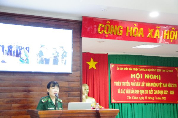 Ảnh: Thượng tá Phạm Thị Thanh Huế - Phó Trưởng khoa pháp luật - Học viện Biên Phòng triển khai nội dung Hội nghị.