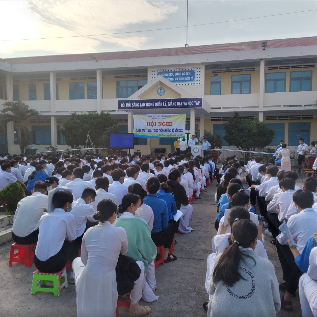 (Toàn cảnh Hội nghị triển khai tại trường THPT Lê Hồng Phong)