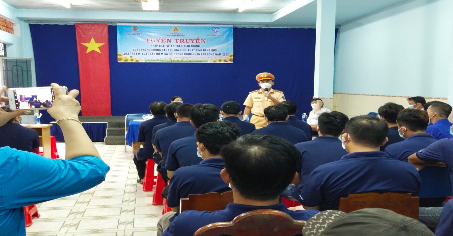 Ảnh: Đ/c Trịnh Minh Tươi – Cán  bộ Đội cảnh sát giao thông huyện  tuyên truyền tại Hội nghị