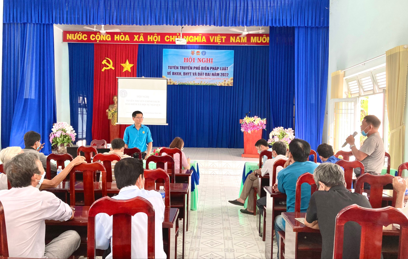 Ảnh: Đ/c Nguyễn Tấn Tài – Chuyên viên Phòng Tư pháp, Báo cáo viên pháp luật huyện tuyên truyền tại Hội nghị