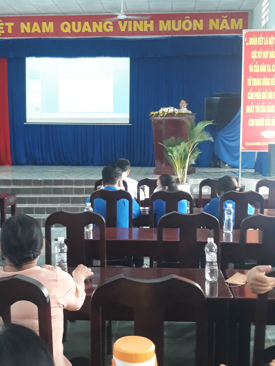 Ảnh: Đ/c Nguyễn Thị Kim Cúc– Trưởng phòng Tư pháp, Báo cáo viên pháp luật huyện tuyên truyền tại Hội nghị