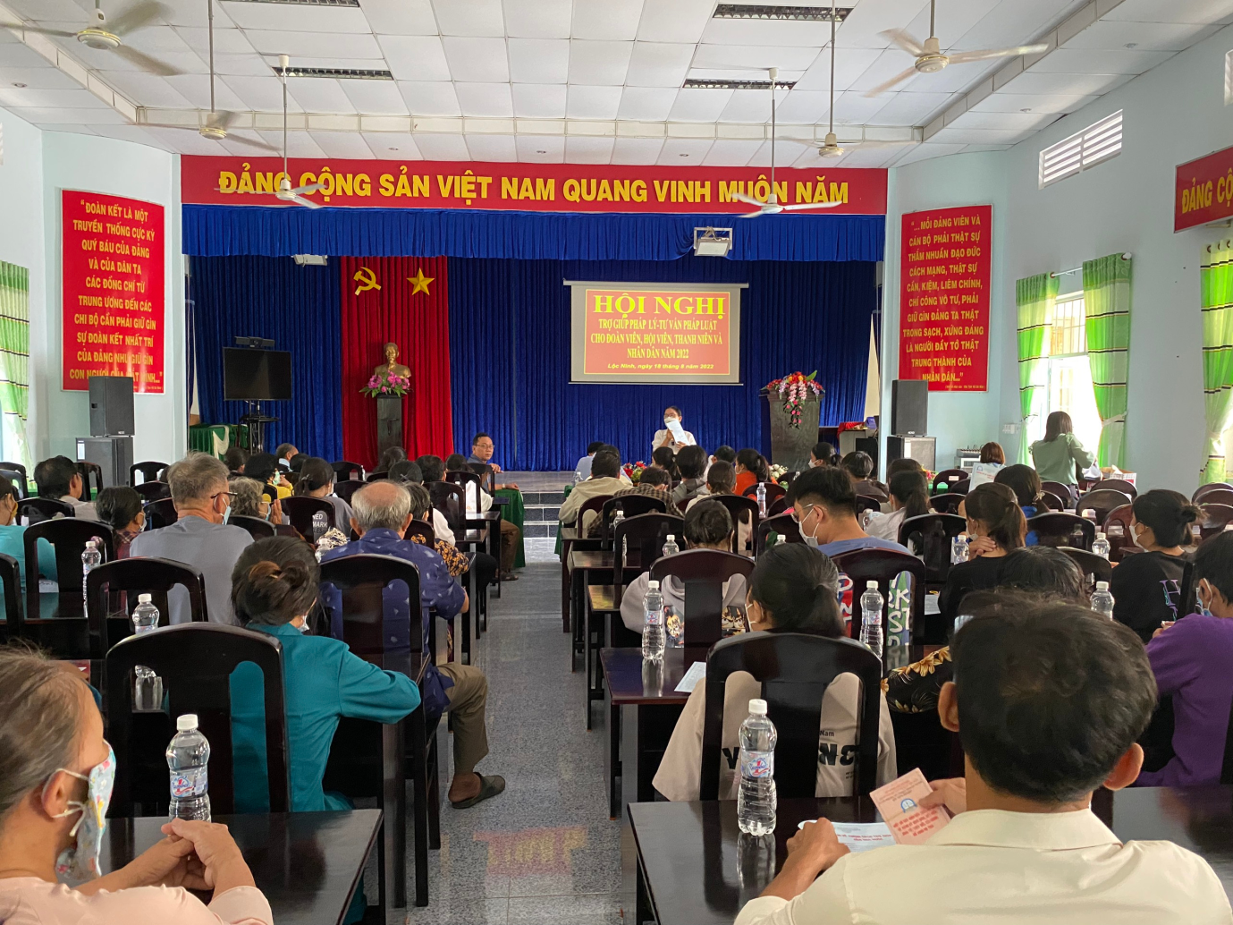 Ảnh: Đ/c Trần Thị Cẩm Vân – Phó Giám đốc Trung tâm trợ giúp pháp lý tỉnh Tây Ninh, truyền thông tại Hội nghị