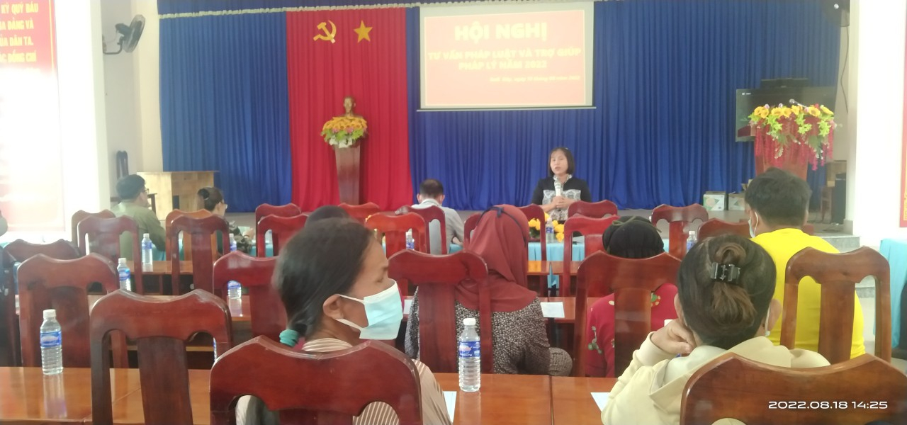 Bà Nguyễn Thị Ngọc Linh – Trợ giúp viên Trung tâm trợ giúp pháp lý tỉnh Tây Ninh đang truyền thông