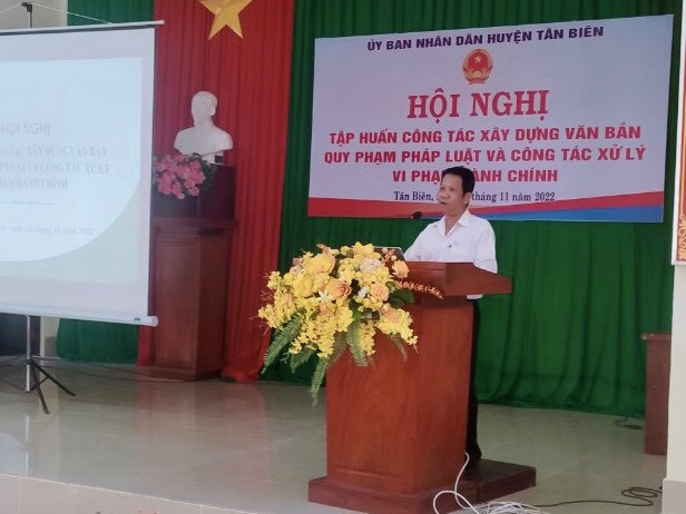 Ông Võ Huỳnh So – Phó Trưởng Phòng Tư pháp đang tập huấn tại hội nghị