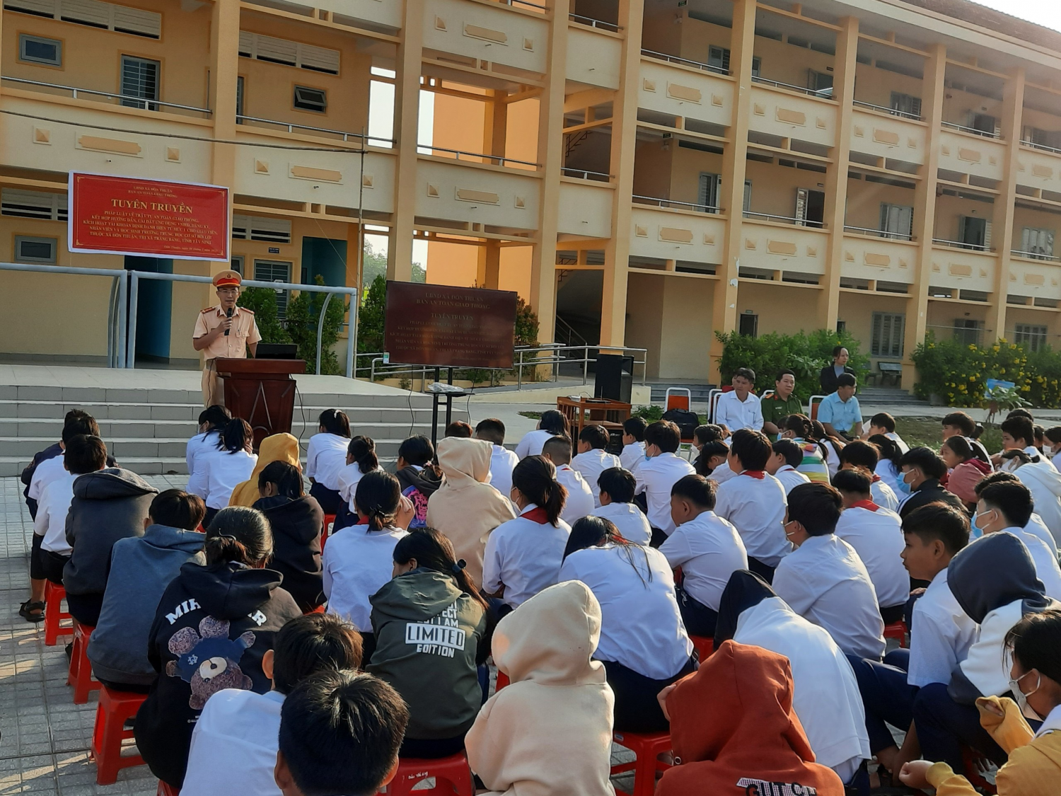 Đ/c Nguyễn Khánh Tâm – Báo cáo viên pháp luật Công an thị xã triển khai tại Hội nghị