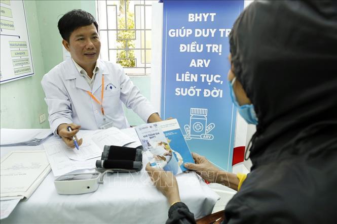 Ảnh: Bảo hiểm y tế - phao cứu sinh cho người nhiễm HIV/AIDS (nguồn: baotintuc.vn)