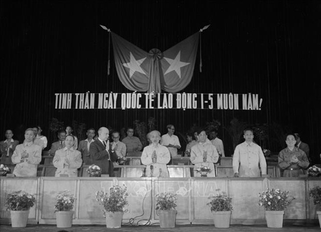 Ảnh: Chủ tịch Hồ Chí Minh dự Lễ kỷ niệm Ngày Quốc tế Lao động 1.5.1955, nguồn internet
