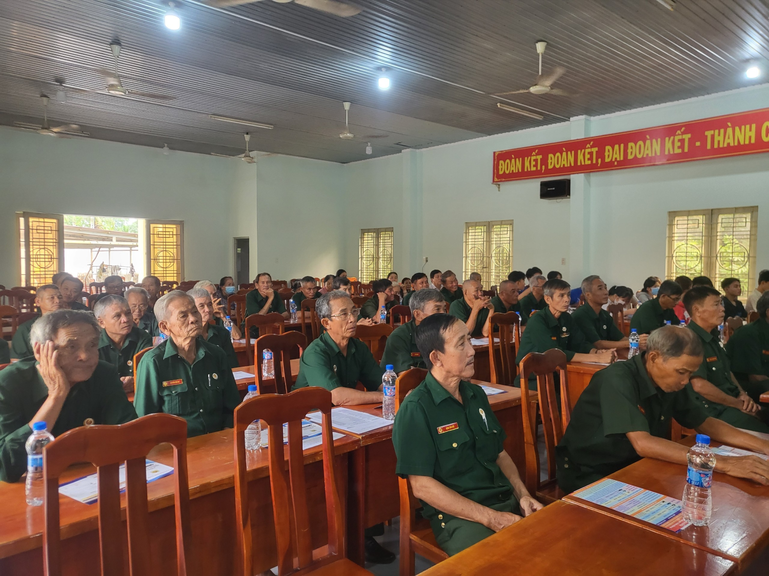 Cựu chiến binh và nhân dân trên địa bàn xã Phước Đông tham dự Hội nghị