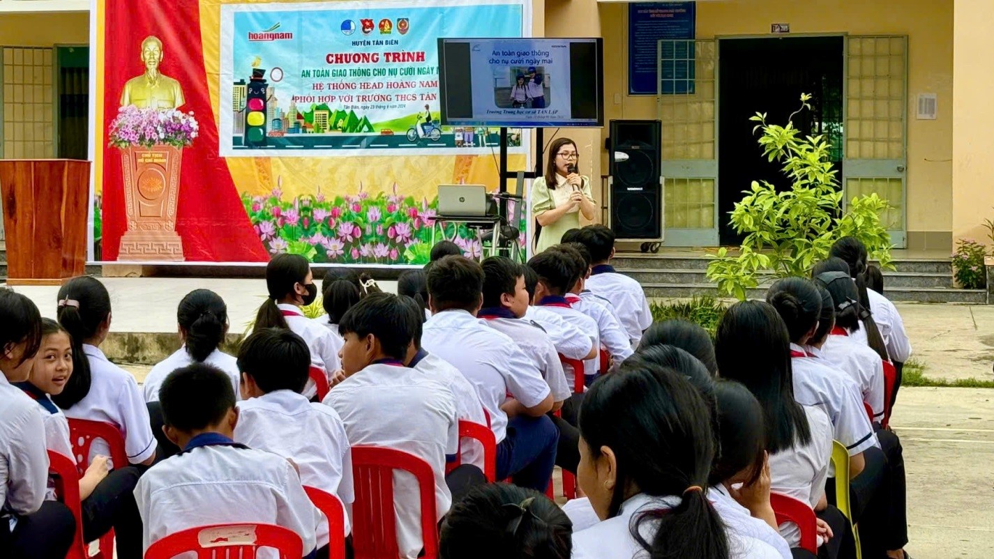 Bà Nguyễn Thị Lài – Báo cáo viên pháp luật huyện tuyên truyền an toàn giao thông  cho các em học sinh